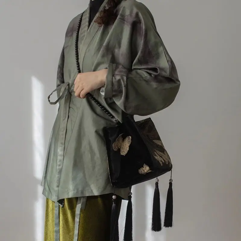 Новинка 2024 женская сумка-мешок через плечо с золотистой бабочкой и кисточкой