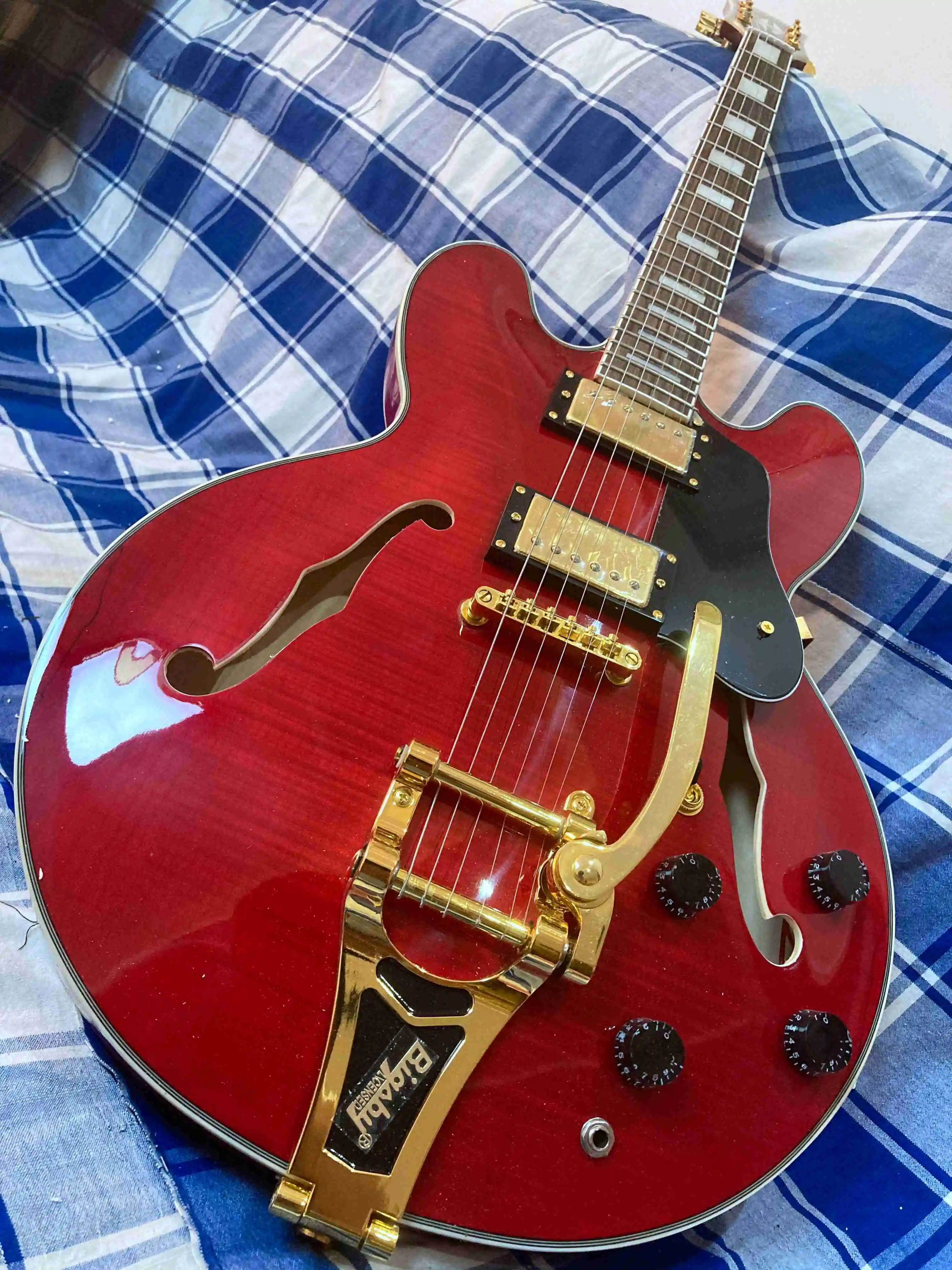 Пользовательский магазин тигровый клен Топ 335 КРАСНАЯ ОТДЕЛКА полый корпус