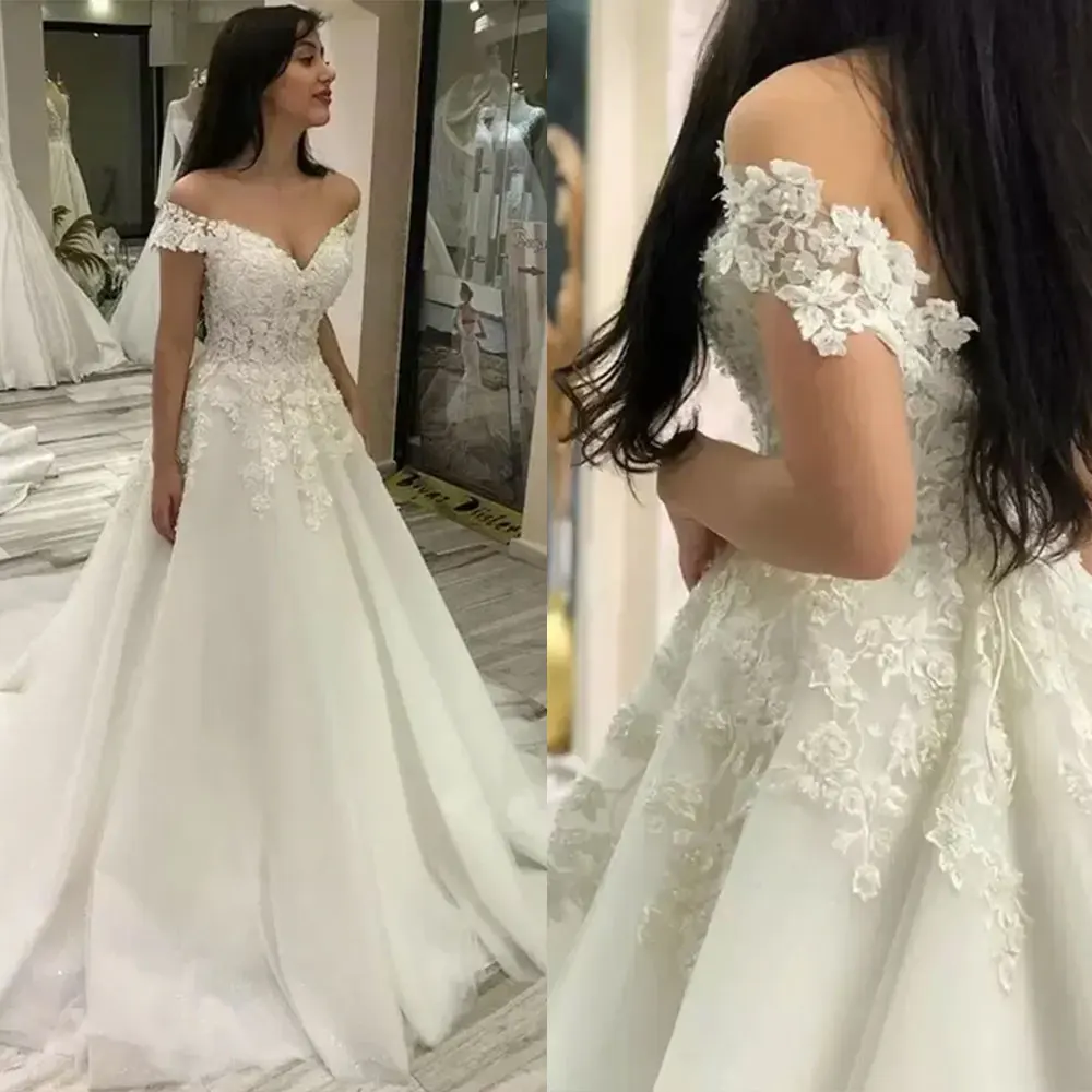Женское свадебное платье It's yiiya белое с открытыми плечами и шлейфом на лето 2024
