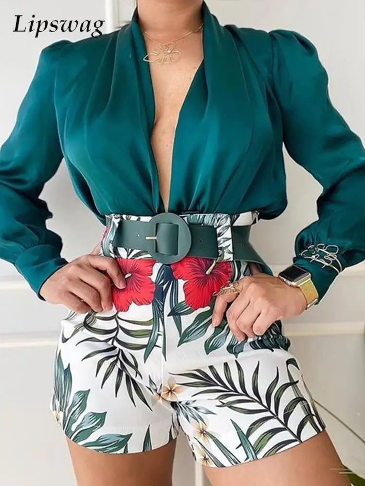 

Женский костюм из двух предметов с топом с длинным рукавом и шортами с высокой талией