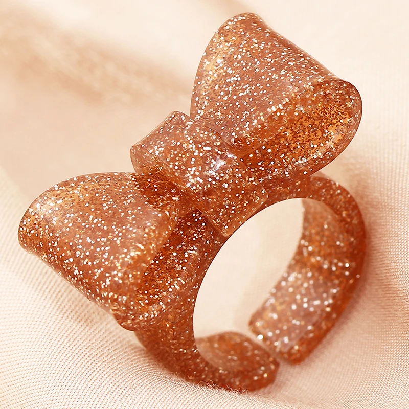 Массивное кольцо на палец с большим бантом украшенное искусственными камнями