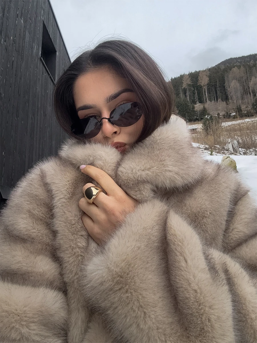 Фото Модная уютная культовая пушистая куртка из искусственного меха лисы для женщин с большим воротником, серая с градиентом, парка, повседневная теплая зимняя плюшевая верхняя одежда. №2