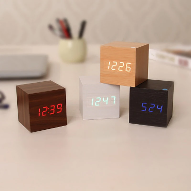 Многоцветные деревянные цифровые часы с голосовым управлением деревянный