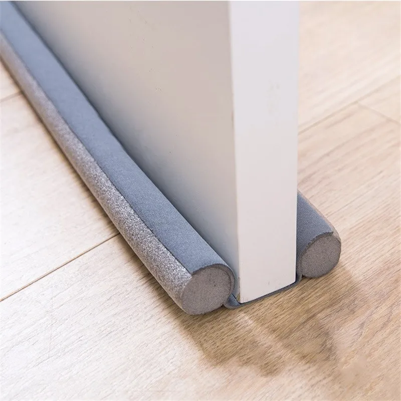 Уплотнительная полоса под дверь пластиковая. Накладка на дверь от сквозняка. Уплотнитель под дверь от сквозняка. Пенный уплотнитель. Пылезащитные полосы это.