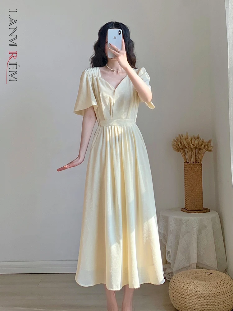 

LANMREM Women Solid Color Folds Dress Puff Short Sleeve A-line V-Neck Pullover 2022 Summer Fashion Female Clothing 2Q0013