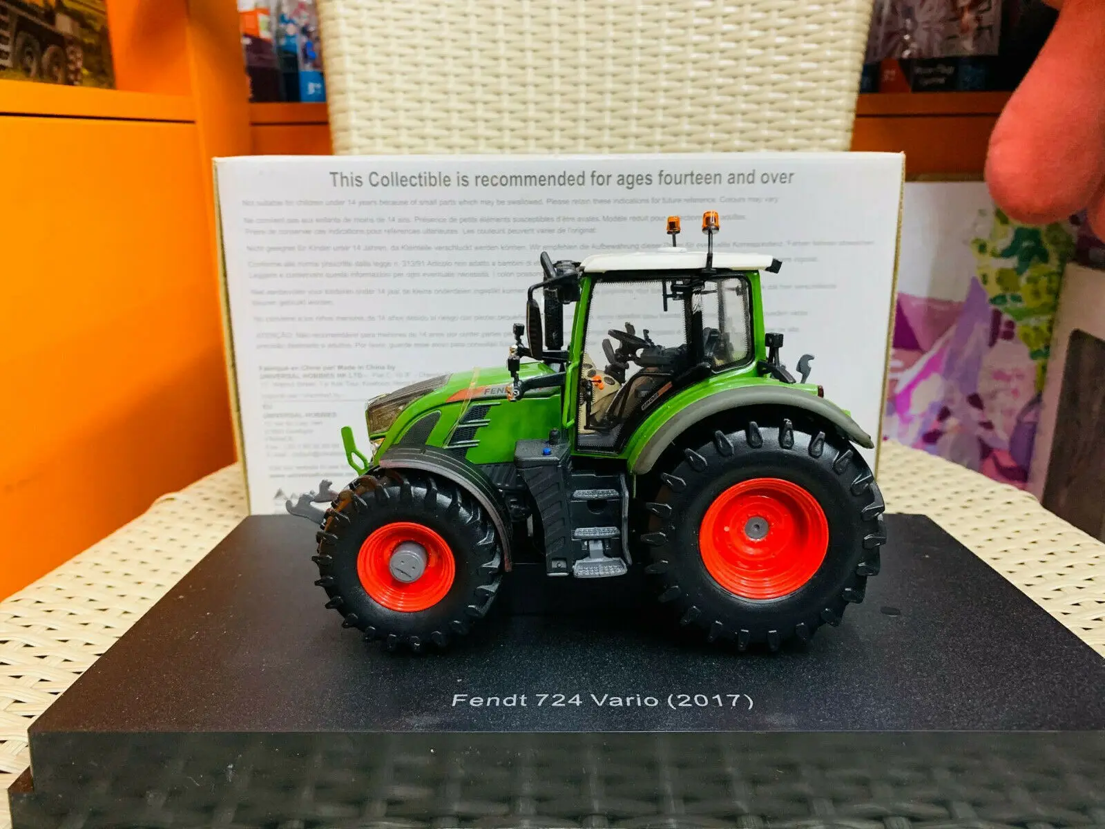 

Fendt 724 Vario 2017 Narrow Wheel Edition 1:32 DieCast Tractor Model UH5281 New in Box