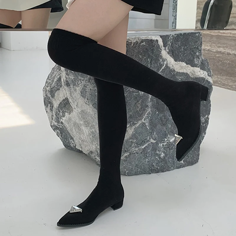 

Женские сапоги-чулки до колена, с острым носком, на низком каблуке