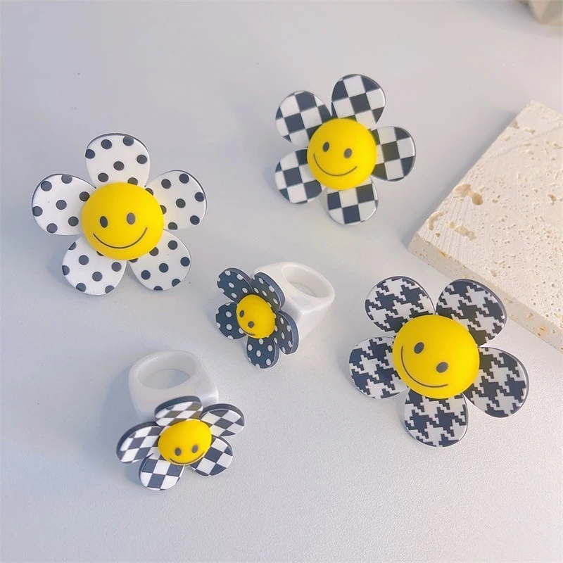 

2022 New Trendy Design Sweet Cute Rings Fashion Pop Acrylic Resin Lattice Flower Rings for Women Girls Jewelry Accessories Gift