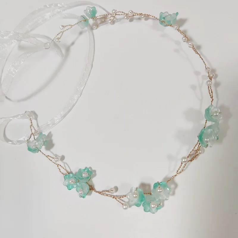 Очаровательный женский головной убор невесты с зелеными цветами расшитый