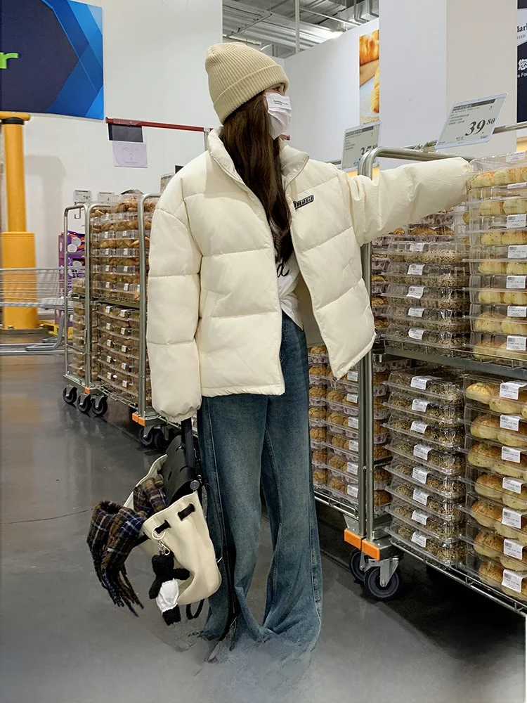 Кремово-белый короткий пуховик с воротником-стойкой женская зима 2024 новинка на