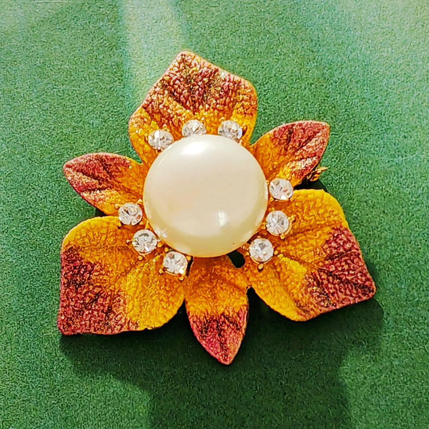 Изысканный Куполом Подражали Белый Жемчуг Желтый Эмалированный Лист Броши