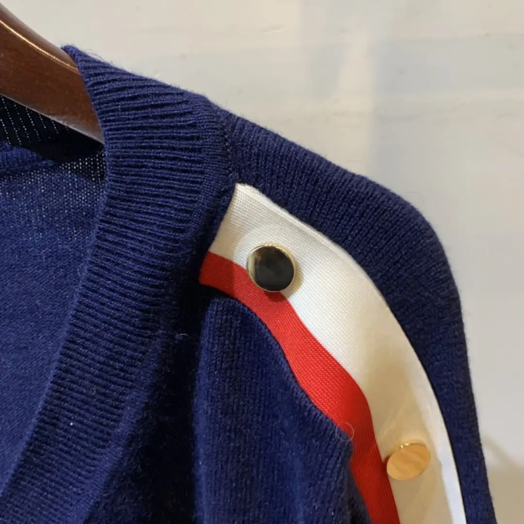 

Женский свитер контрастных цветов с длинным рукавом и заклепками