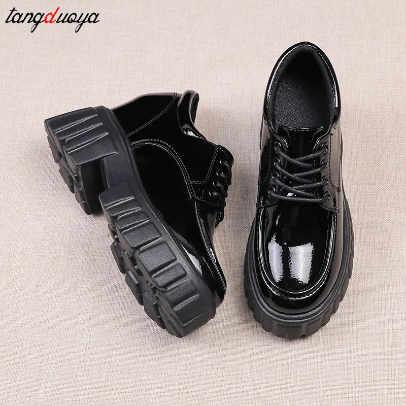 Туфли-оксфорды женские из лакированной кожи на платформе осень 2024