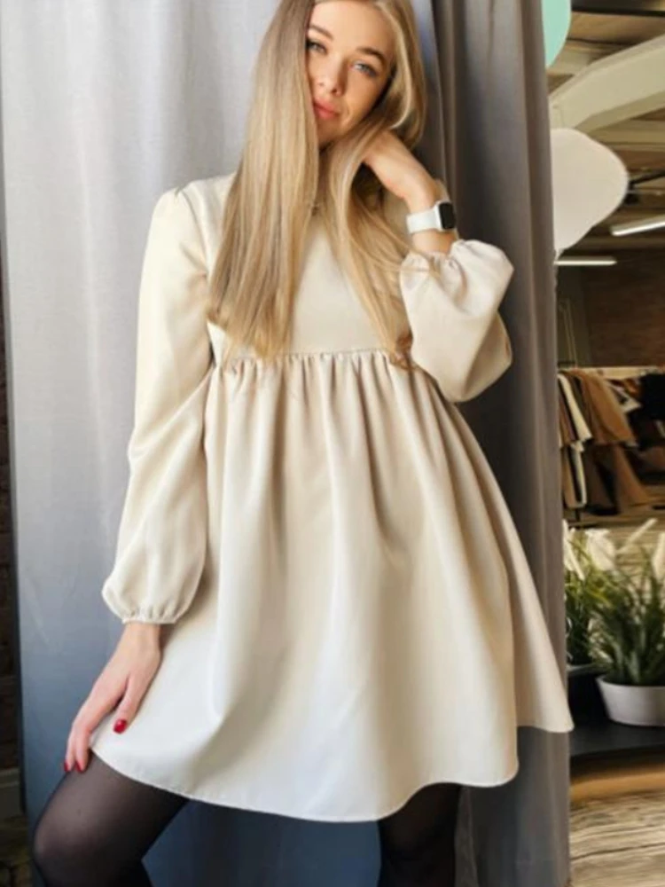 

Женское мини-платье с рукавами-фонариками и V-образным вырезом