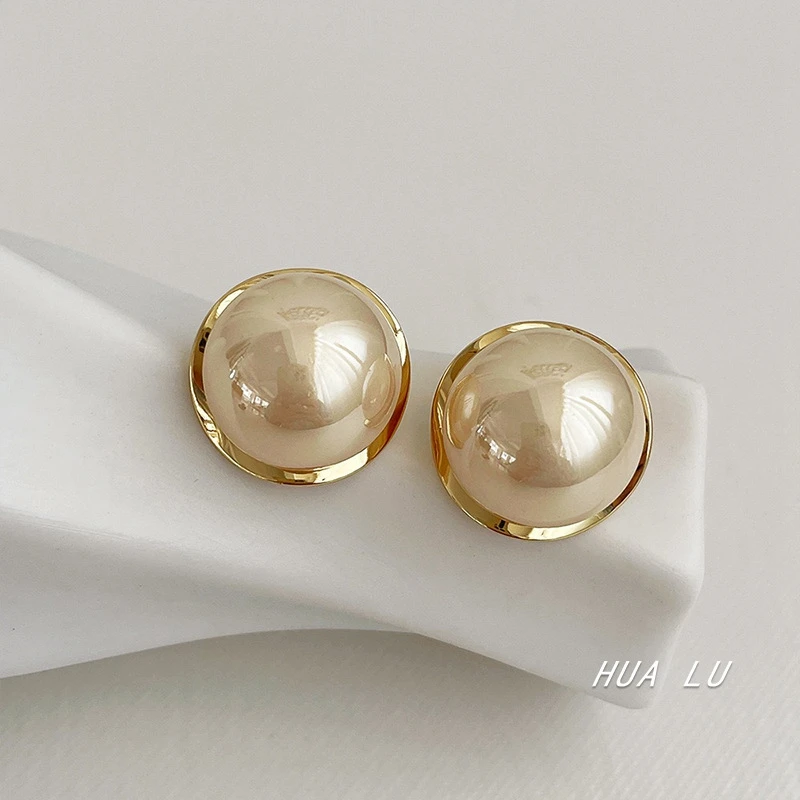 Simple Metal Pearl Round Stud Earrings for Women Girlfriend Trendy Elegant Piercing Wedding Travel Summer Statement Jewelry Gift