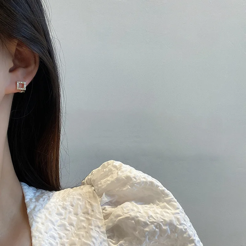 

2022 New S925 Silvers Simple Square Stud Earrings for Women Korean Zircon Shiny Earrings Exquisite Jewellery Wholesale Fashion