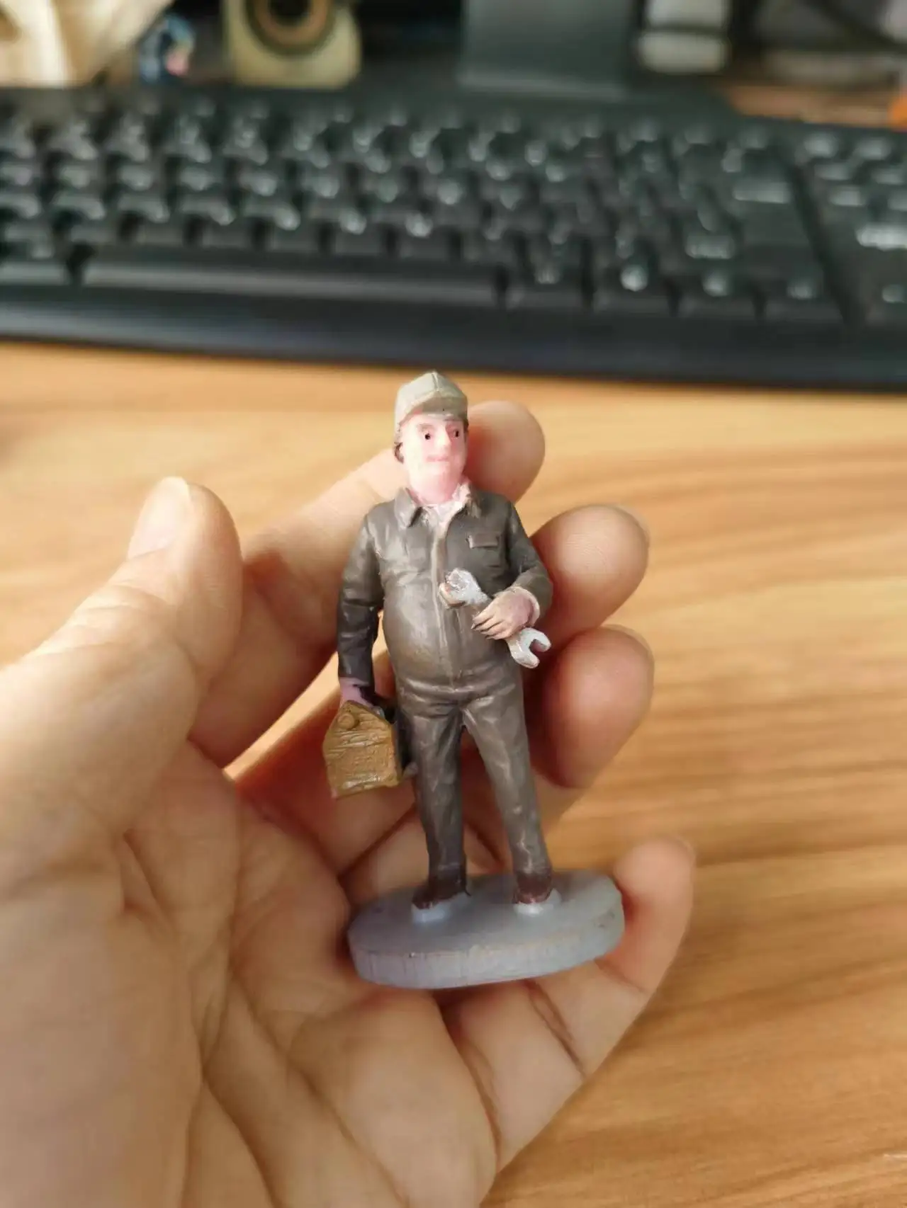 

Resin figure mental psychological sand table game box court therapy man with maintenance tools