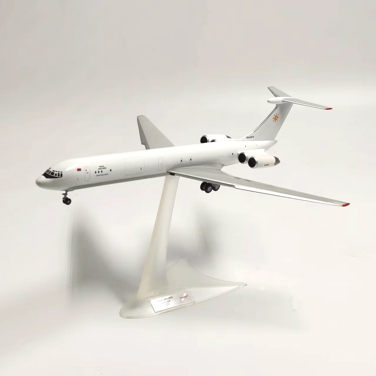 Фото Металлическая модель самолета Herpa 62MF 571715 в масштабе 1:200 №2