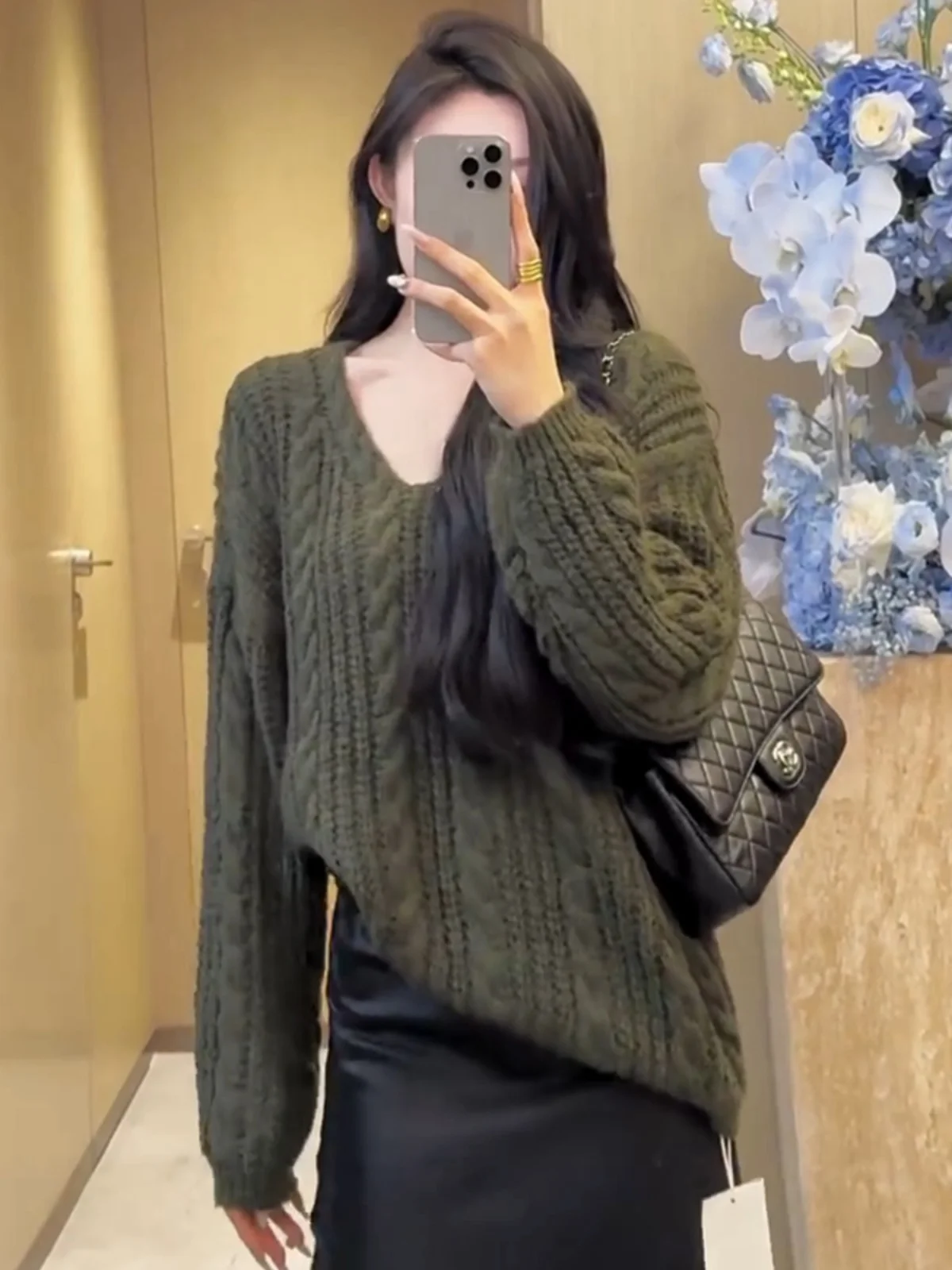 Женский вязаный свитер с v-образным вырезом и длинными рукавами осень зима 2024