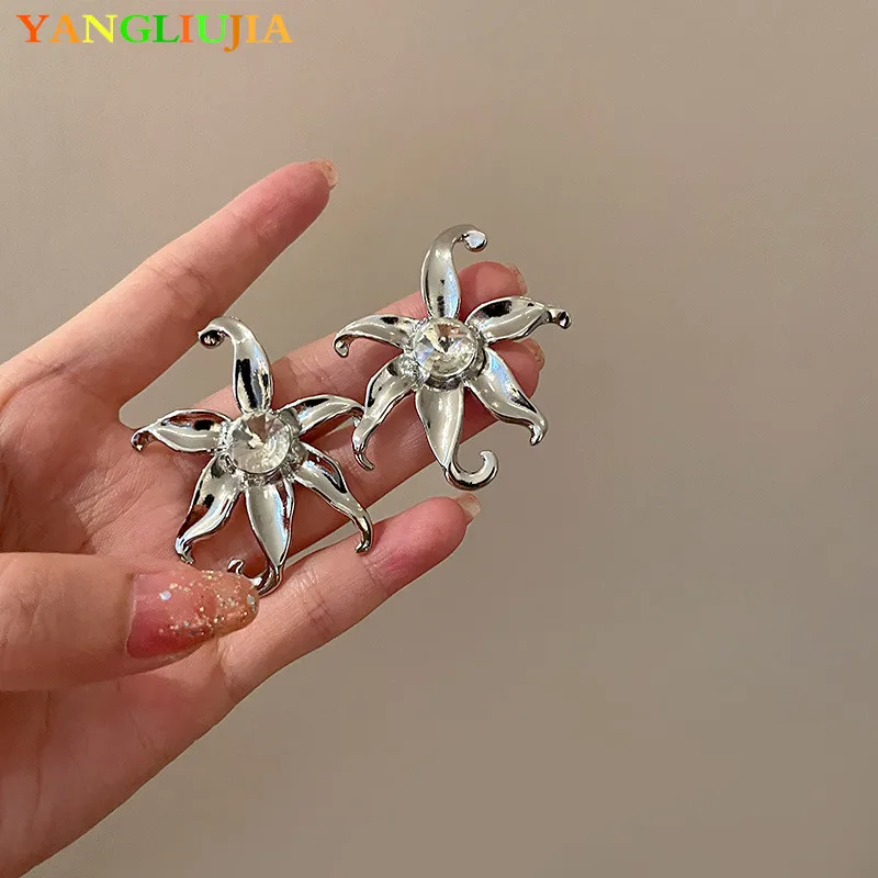 

Metal Flower Crystal Earrings European And American Style Personality Fashion Stud Earrings Ms Girl Travel Wedding Accessories