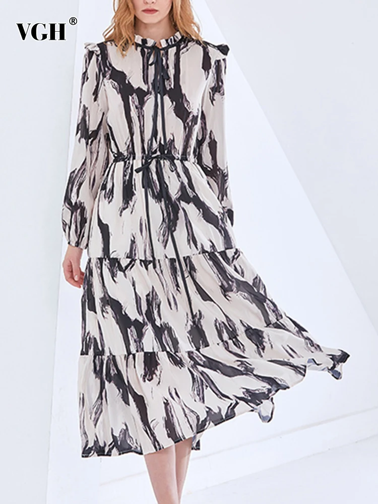 

Женское платье с круглым вырезом, рукавами-фонариками и высокой талией