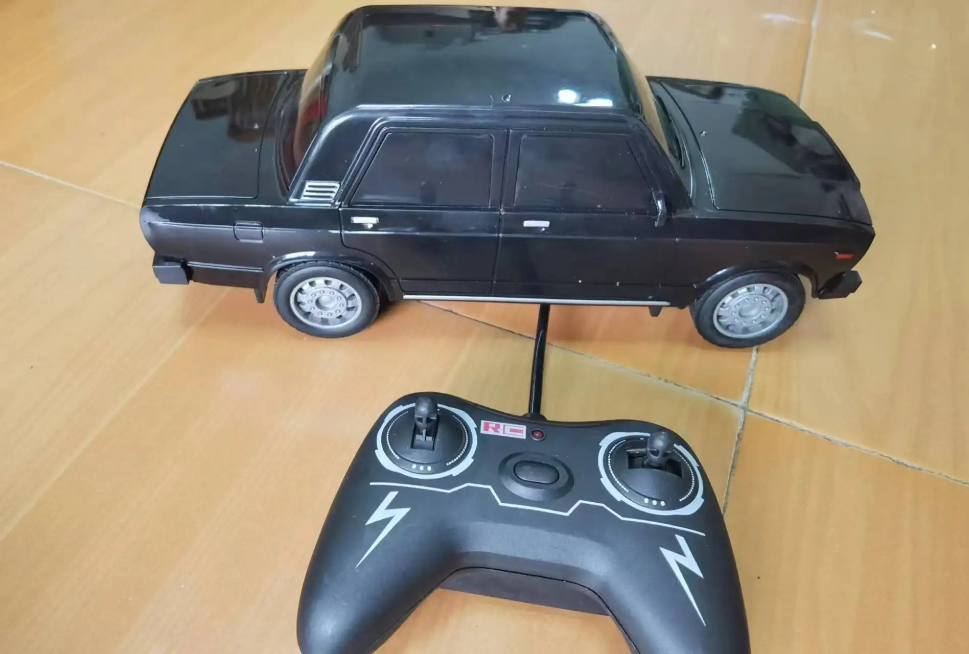 Беспроводной автомобиль с дистанционным управлением четырехсторонний