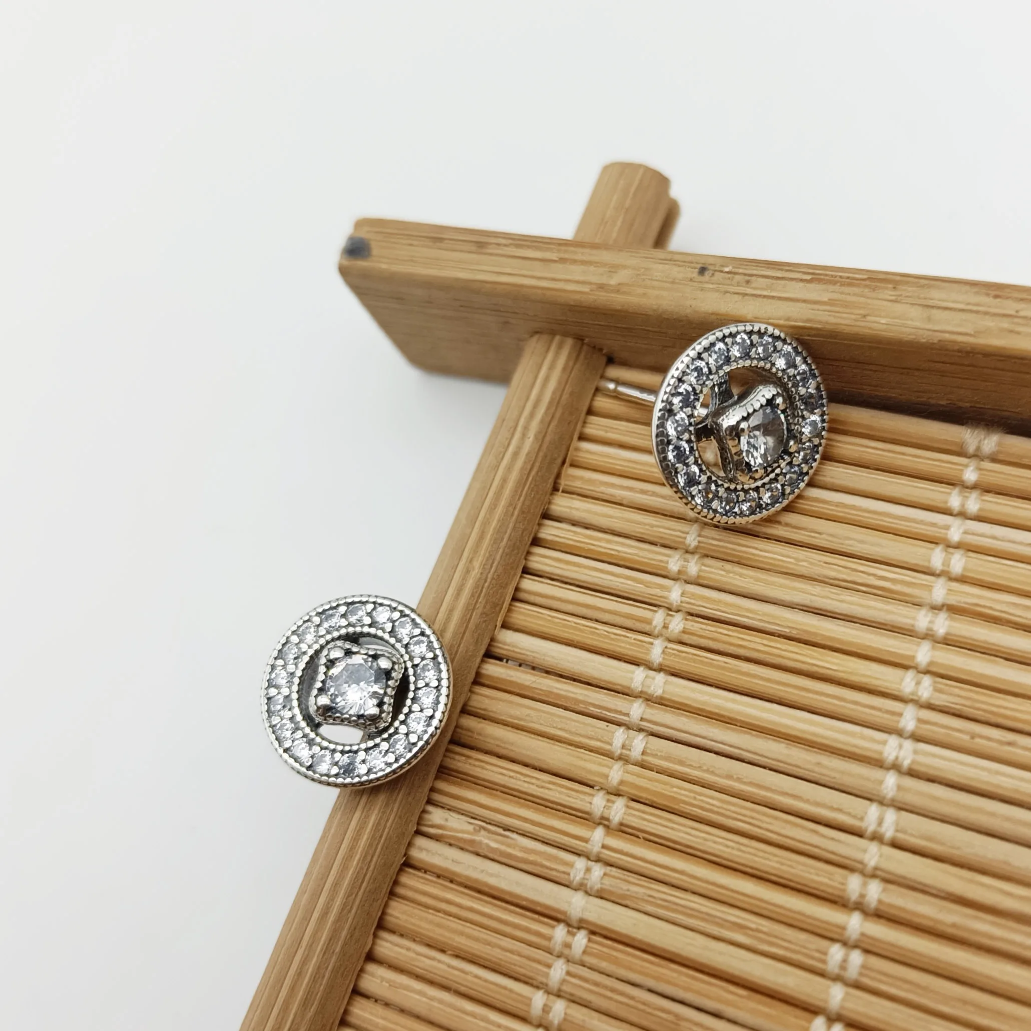 

Женские серьги-гвоздики с ромбовидным узором