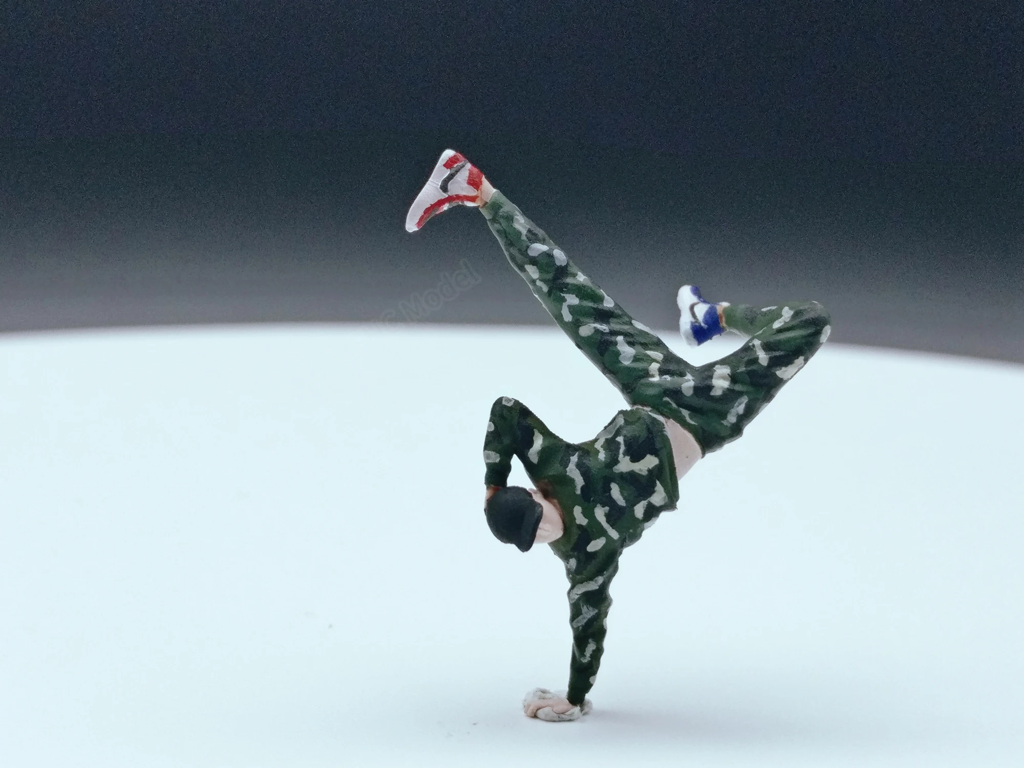 

1:64 puppet model street dancer male car model scene with ornaments micro landscape props