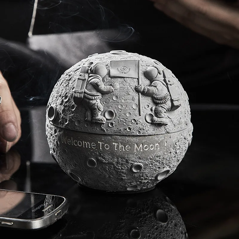

Creative Astronaut Moon Ashtray Tobacco Ash Box Sculpture Statue Container Decoration Anti-fly Ash Home Office Bar Ornament Gift