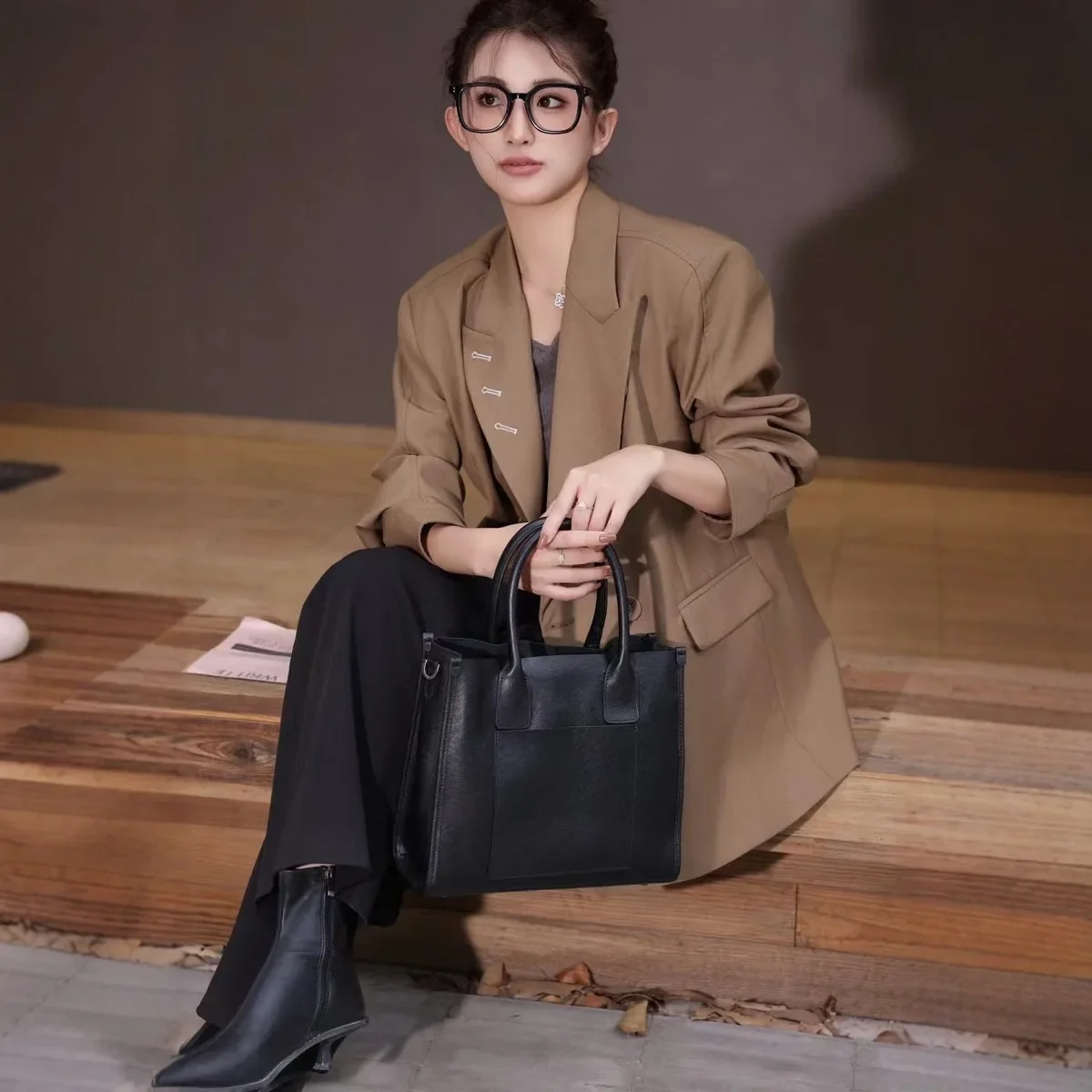 Большая квадратная сумка из воловьей кожи растительного дубления в стиле ретро