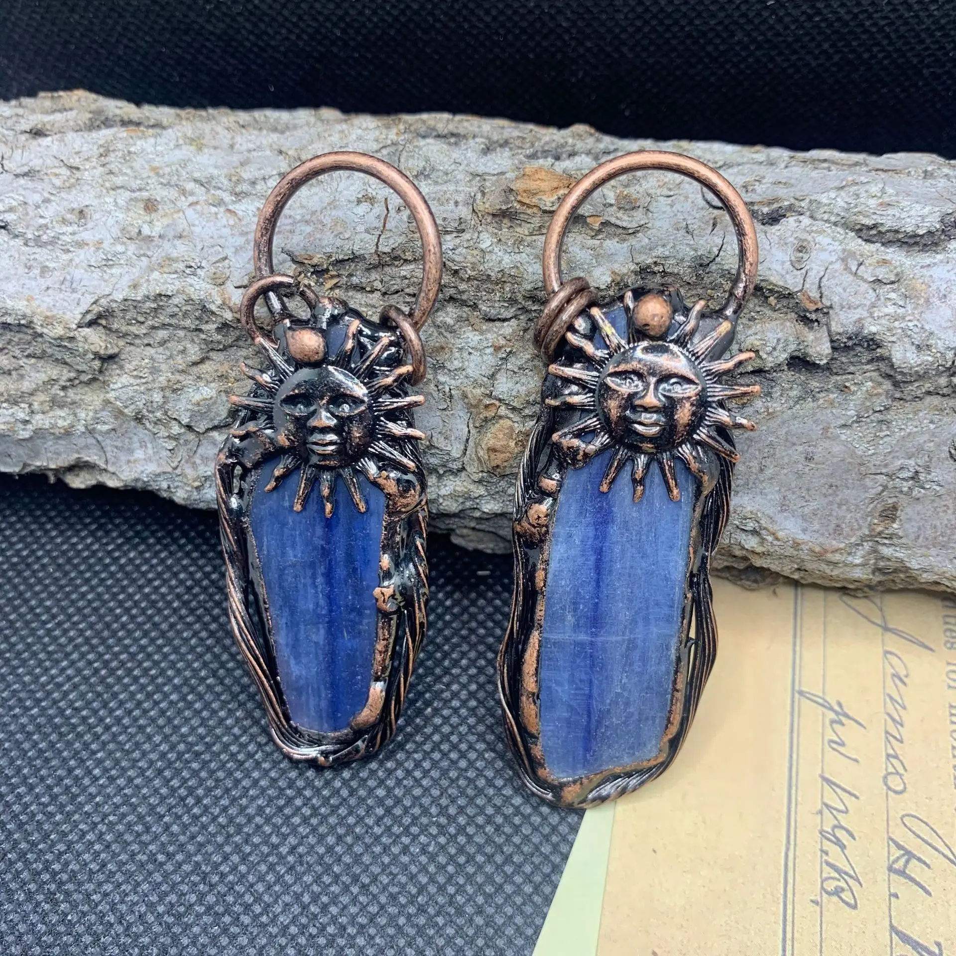 

Natural Kyanite Antique Bronze Pendanty Raw Stone Sun God Vintage Necklace Solar Deity Charms for DIY Jewelry Accssories Gifts