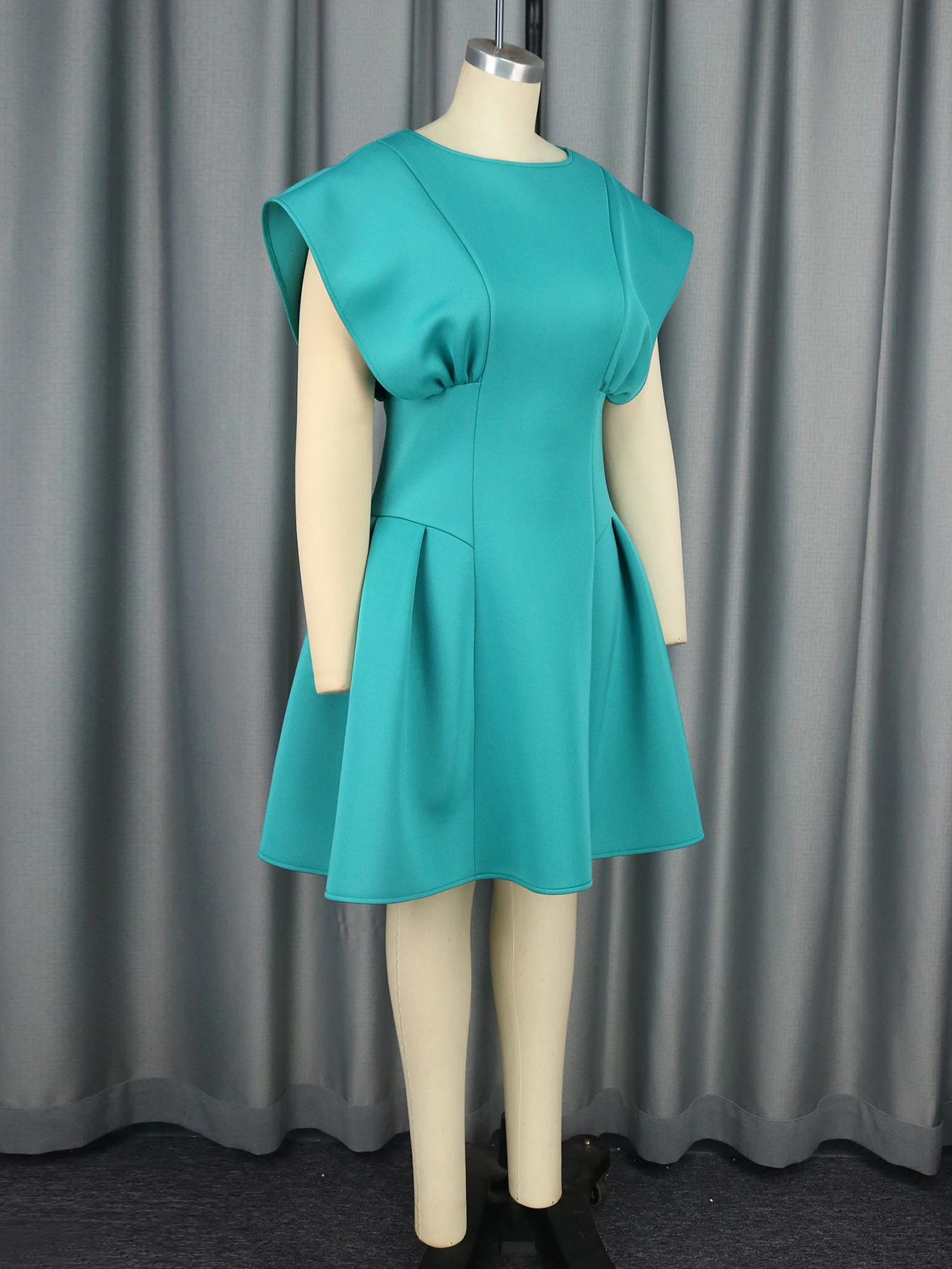 Зеленое облегающее платье-футляр с круглым вырезом коротким летающим рукавом и