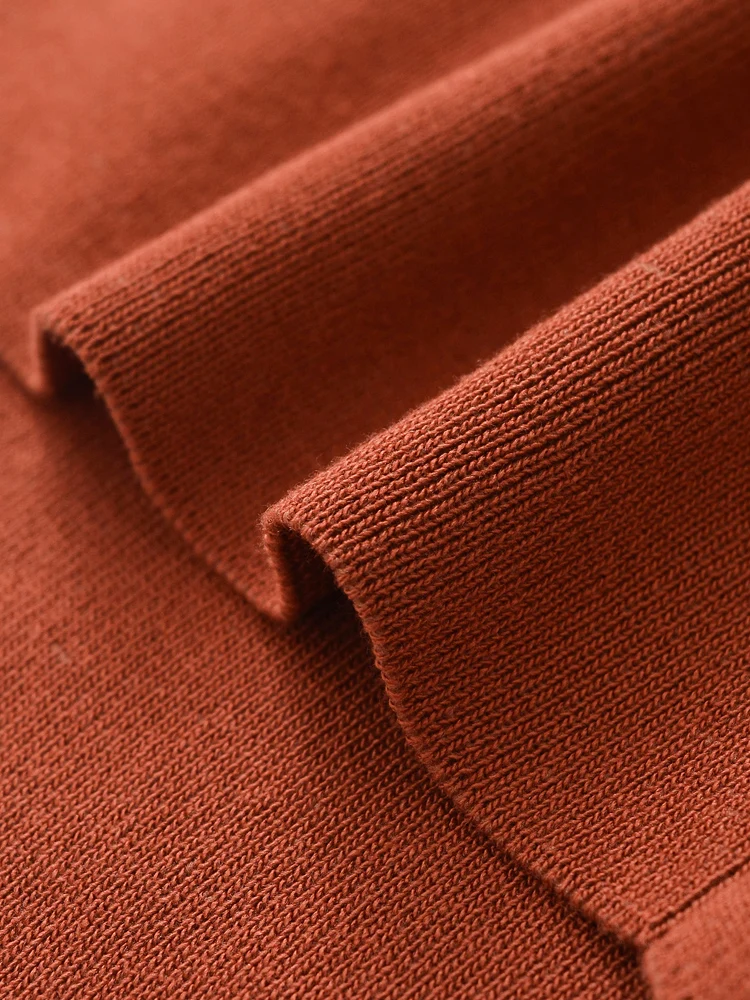 Женский эластичный вязаный жилет и трикотажная юбка с разрезом средней посадки |