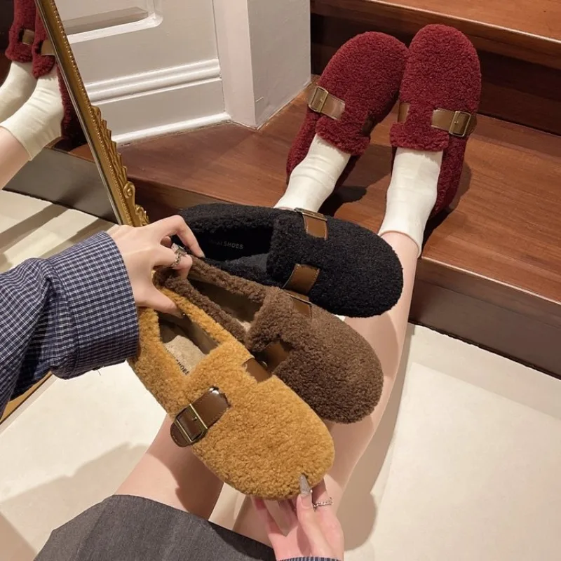 Зимние теплые плюшевые сабо женские меховые тапочки с одним ремешком уютная