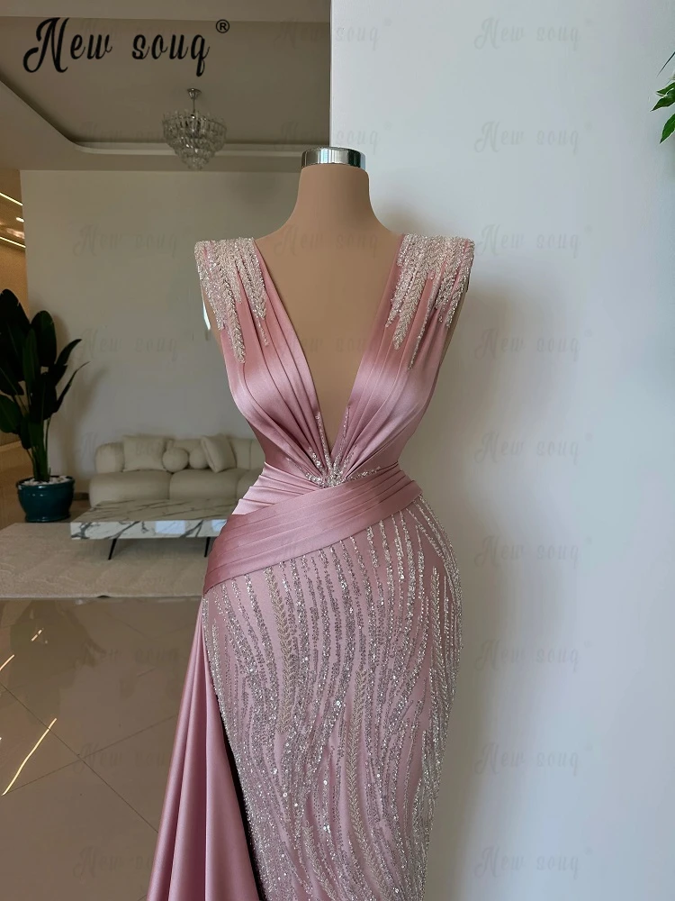 Блестящее розовое вечернее платье с глубоким V-образным вырезом элегантное