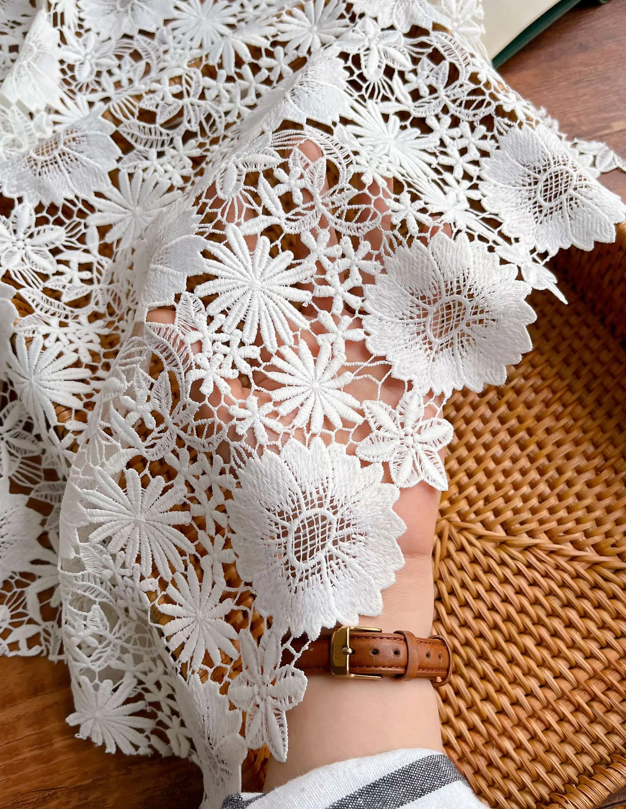 

Чисто белая Водорастворимая Милая Кружевная Цветочная вышивка ткани женская одежда Чонсам Платье Ткань Скатерть сделай сам