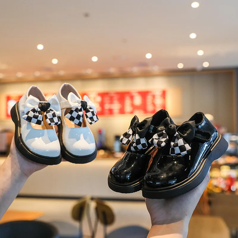 

Детские кожаные туфли на плоской подошве для маленьких девочек, новинка 2022, весенне-летние Детские классические туфли, вечерние туфли в шах...