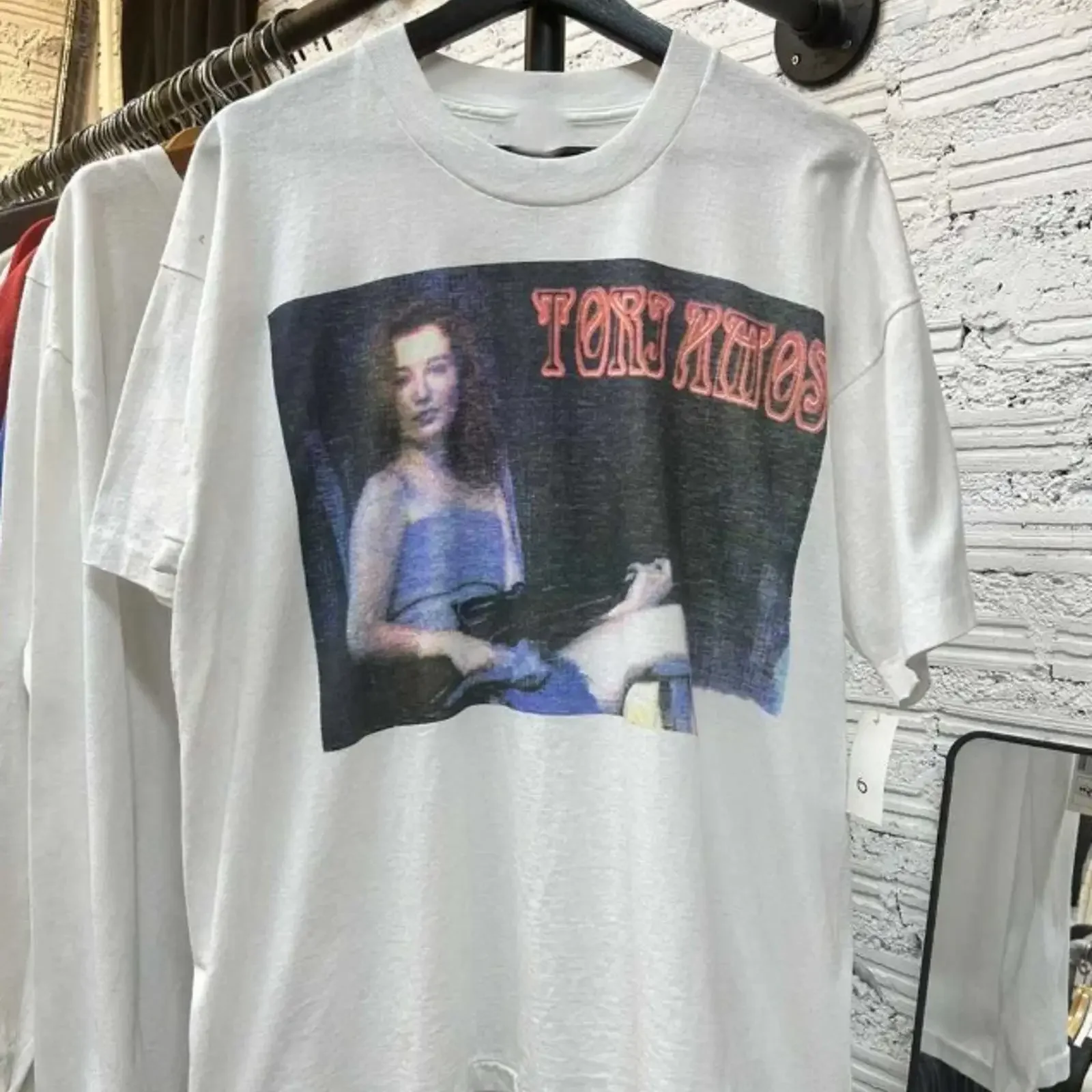 Фото Винтажная футболка Tori Amos, все размеры, BS516, с эффектом потертости, в стиле стритвир, удобный топ для повседневной носки, стильный. №1