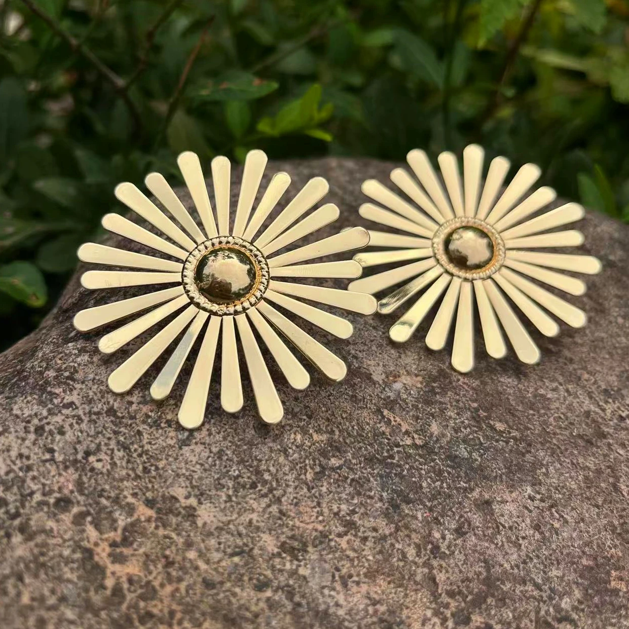 

Temperament Gold Color Daisy Stud Earrings for Woman 2023 New Trend Earrings