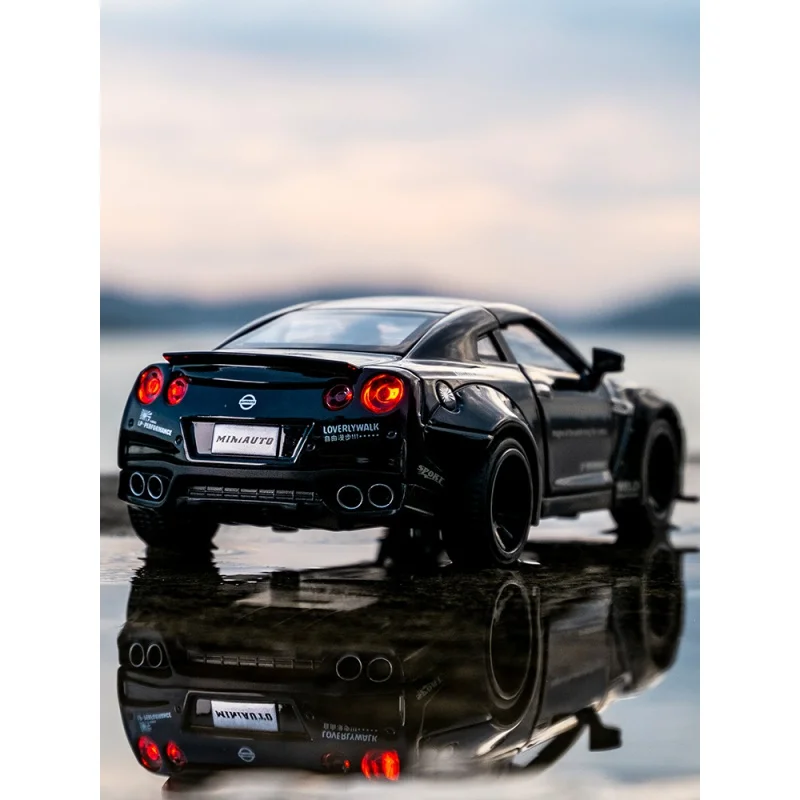 

Simulation Nissan GTR Sports Car Alloy Car Model 1:32 Children's Power Control Car Toy Car Model