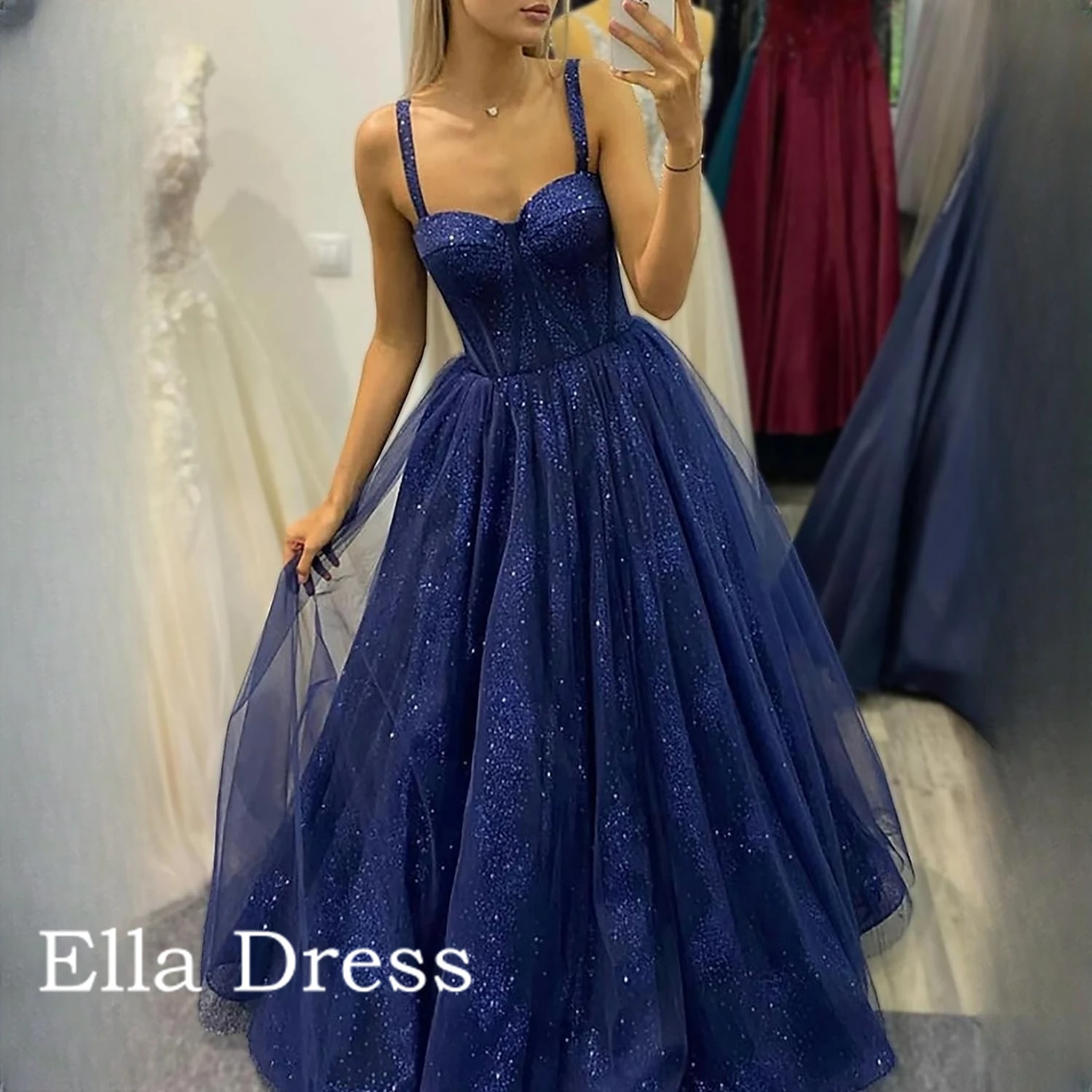 

Темно-синее женское платье для выпускного вечера