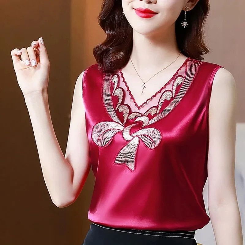 

Майка женская атласная с V-образным вырезом, пикантный базовый топ с цветочной вышивкой, кружевная рубашка без рукавов, черный, лето 2022