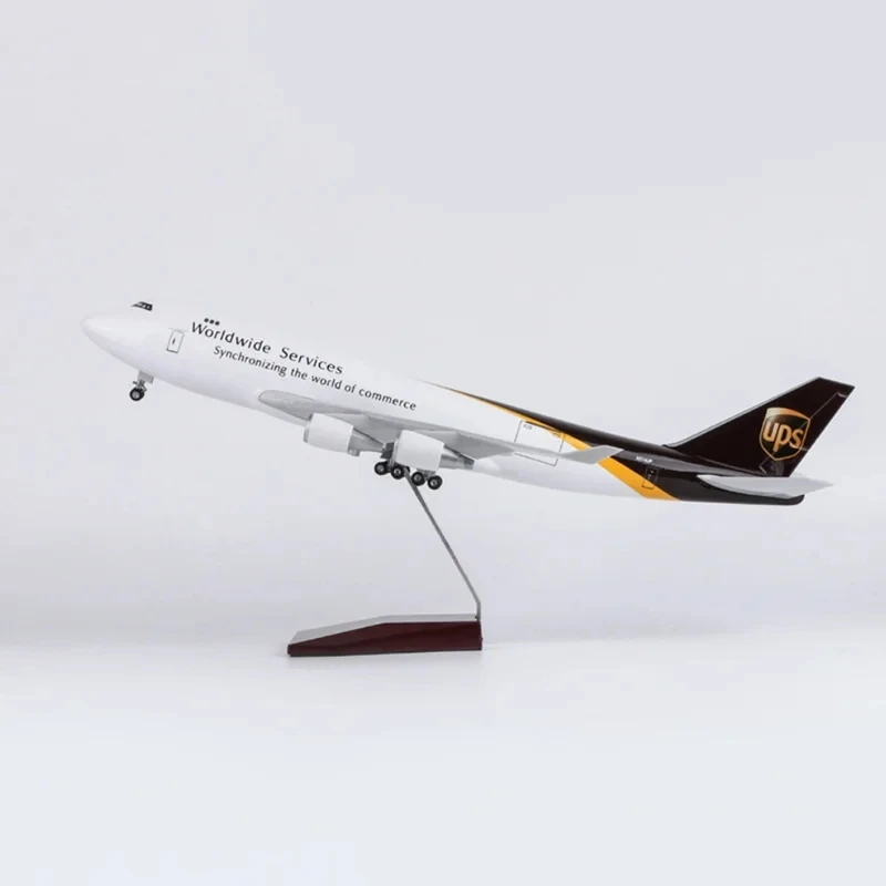 Коллекционный предмет модели самолета Boeing 747 масштаб 1/157 с фотохромными колесами