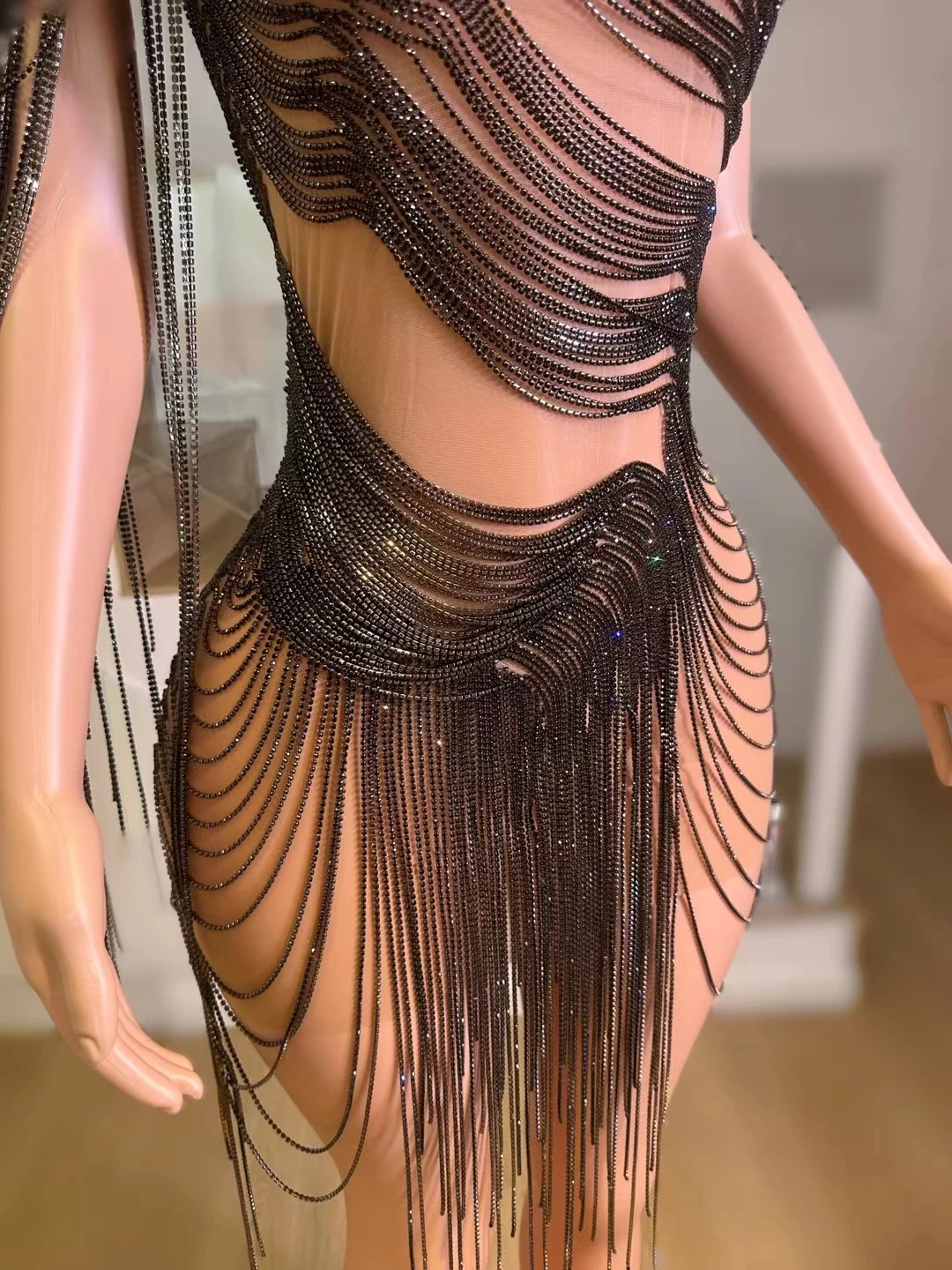 Роскошное вечернее платье с цепочками и кристаллами для празднования дня