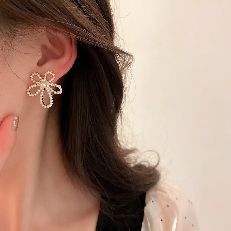

Simple Pearl Flower Earrings for Women Hollow Flowers Stud Earring Sweet Ear Studs Charm Engagement Jewelry Accessories