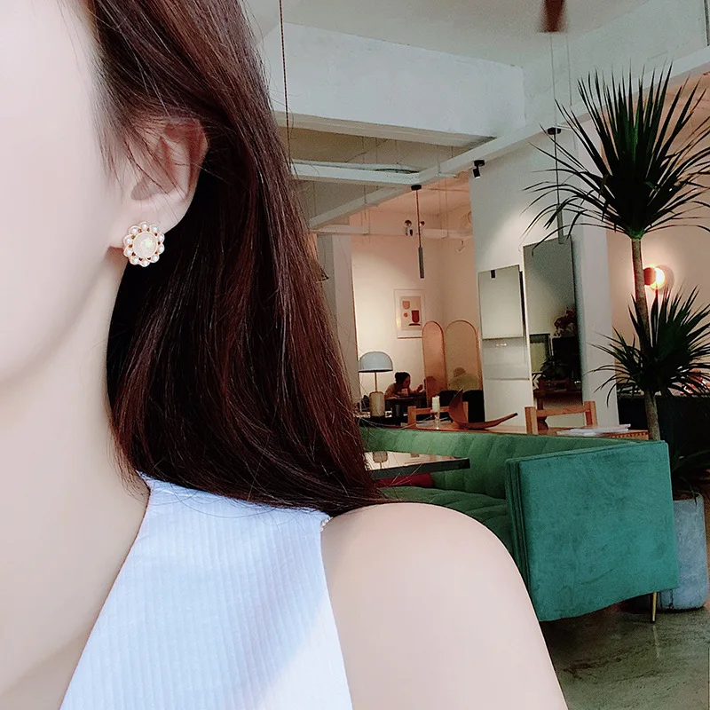 

Mirage Pearl Clip on Earrings No Hole Ear Clips Geometric Round Clip Earring Without Piercing Minimalist Earring CE301 m