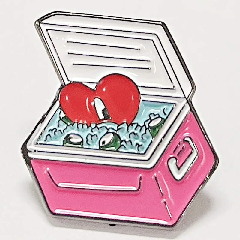 

Эмалированная булавка в виде плохого кролика, красного сердца, рапера, металлический значок, аксессуары для ювелирных изделий, подарок для фанатов