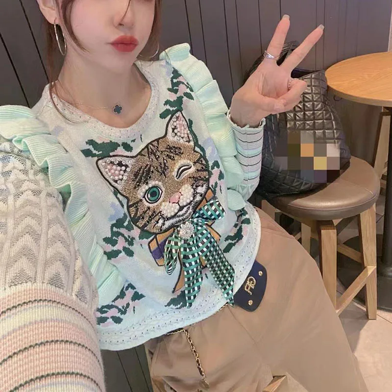 Короткий трикотажный женский свитер с круглым вырезом свободный оборками и