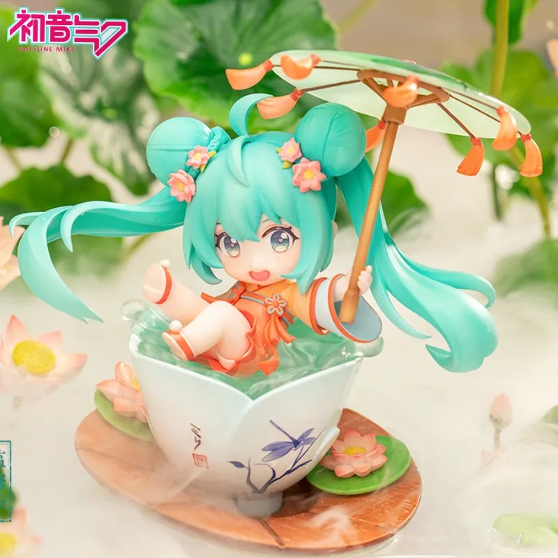 

Оригинальная фигурка Hatsune Miku Lotus Pond Play Q Version, Аниме периферийные украшения, мультяшная кукла, милая фигурка, подарок на день рождения