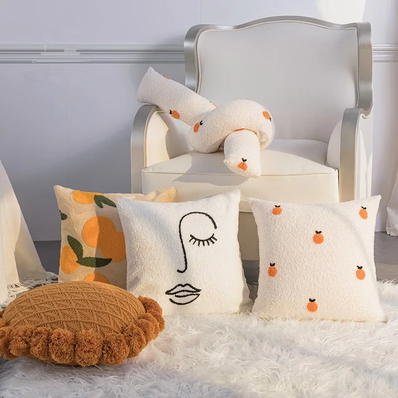 

Наволочка из овечьей шерсти с вышивкой для дивана